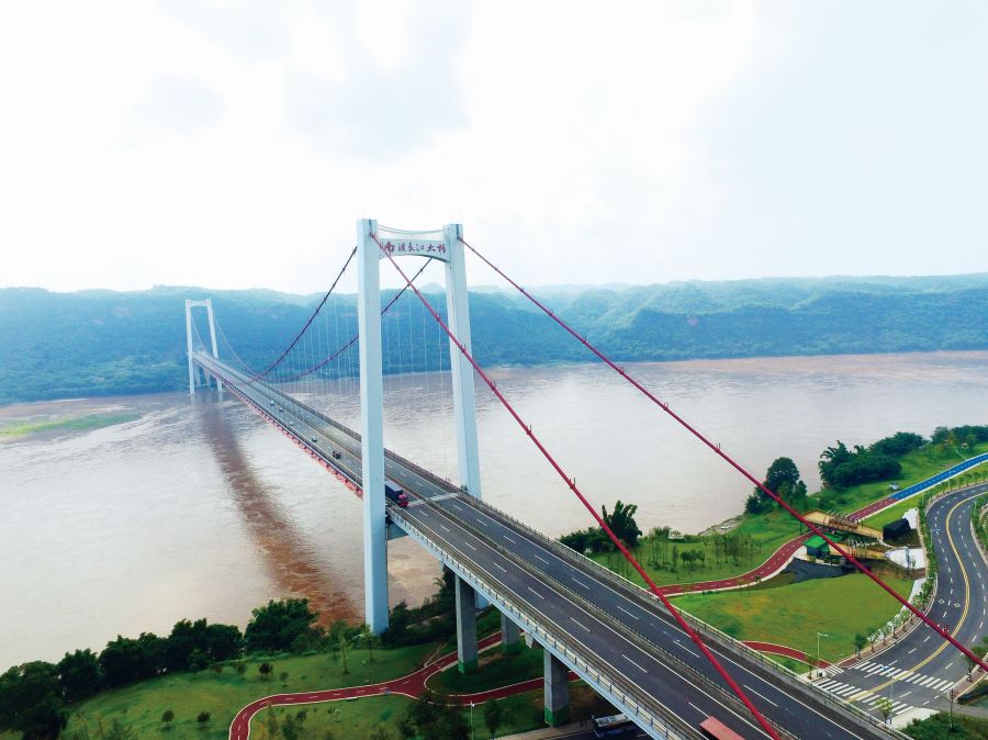 宜泸高速南溪长江大桥位于四川省宜宾市南溪区，北端连接罗龙镇，南端连接江南镇，是宜泸高速公路工程建设中最具影响力的特大型桥梁，是宜泸高速公路的三大控制性工程之一。大桥为主跨820米的单跨钢箱梁悬索桥，全桥长1295.89米。设计时速每小时80公里，设计宽27.5米，车行道24.5米双向四车道，加2×1.5米人行道。.jpg