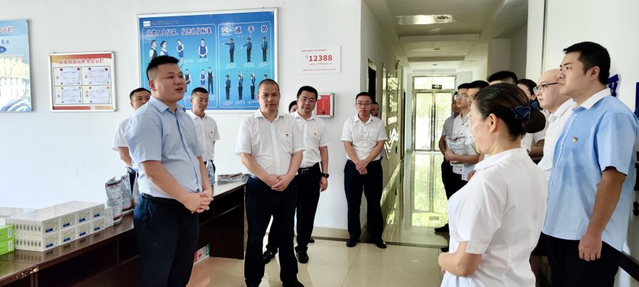 bw必威西汉姆联官方网站党委副书记、董事赵根赴南渝绵南公司开展2022年“夏送清凉”慰问、专题宣讲暨调研座谈会 (1).jpg