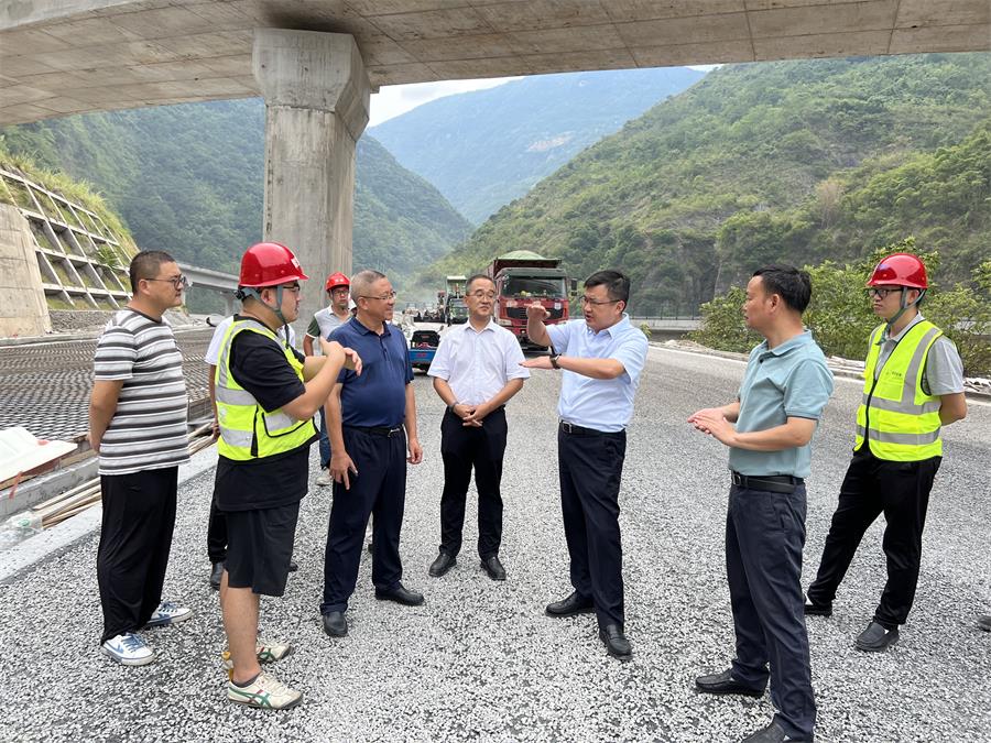 bw必威西汉姆联官方网站党委书记、董事长陈光军赴峨汉高速调研。.jpg