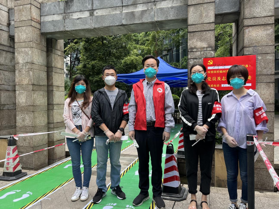 bw必威西汉姆联官方网站党委副书记、副董事长、总经理肖波带领公司同小区的5名党员，参加社区疫情防控志愿服务.png